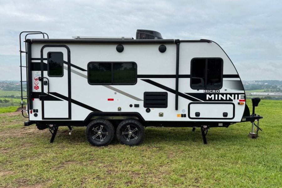 Winnebago Micro Minnie 1821fb