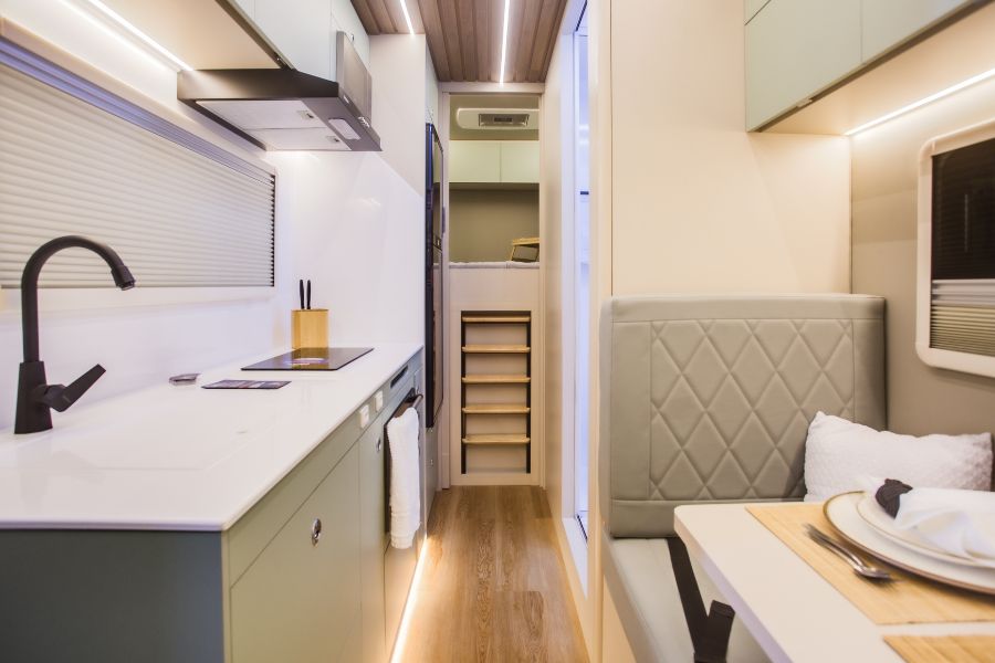 Mammoth Overland Motorhome Srinter 517